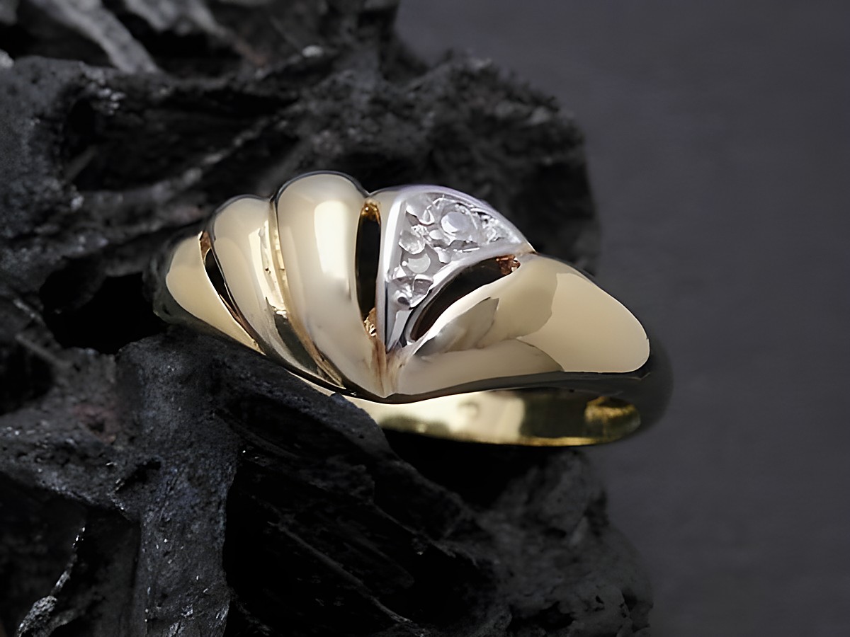 Gold Ring modisch Gold 333 bicolor mit Diamanten auf dem Ringkopf Goldring Größe 52 Hersteller Juwelier Harnisch bis Größe 52/17 elegante Form und funkelnde Details.