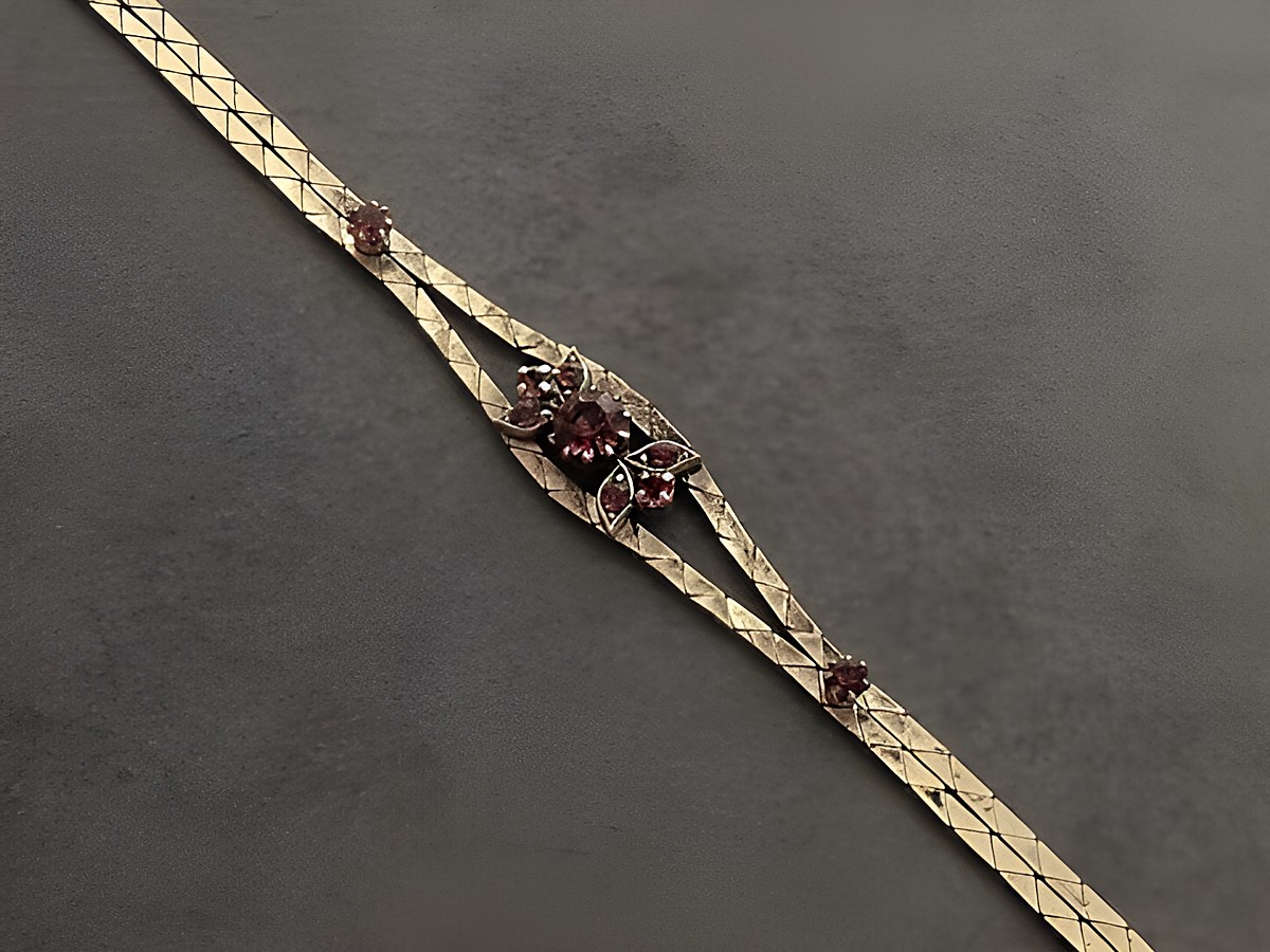 Strass Armband prunkvoll in lila mit goldfarbenem Design, verstellbar von 19 bis 21,5 cm, hergestellt von Juwelier Harnisch. Elegantes Schmuckstück für besondere Anlässe.