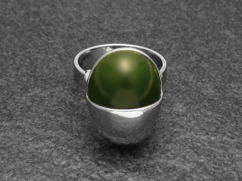 Silberring mit verstellbarem Band und ovalem, grünem Jade-Stein, rhodiniert, elegant und extravagant, designed von Juwelier Harnisch, ideal für besondere Anlässe.