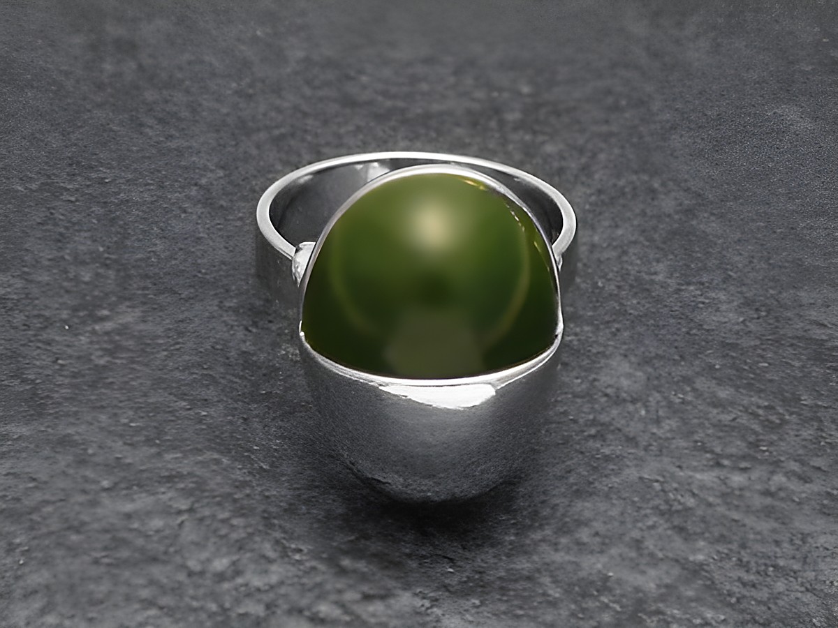 Silberring mit verstellbarem Band und ovalem, grünem Jade-Stein, rhodiniert, elegant und extravagant, designed von Juwelier Harnisch, ideal für besondere Anlässe.