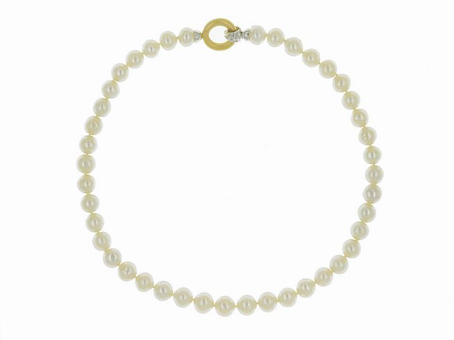 Perlenkette aus China-Zuchtperlen in Weiß von 9,5 bis 10,5 mm, klassische Form mit einem Bicolor 585 Verschluss, Länge 45 cm, elegant und zeitlos, Hersteller Juwelier Harnisch.