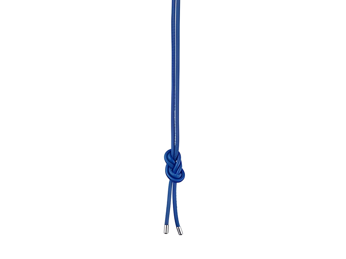 Eine blaue Halskette von Endless, J.Lo mit einem Knoten und zwei silbernen Enden aus Edelstahl, Länge 120 cm, ideal für modische Akzente.
