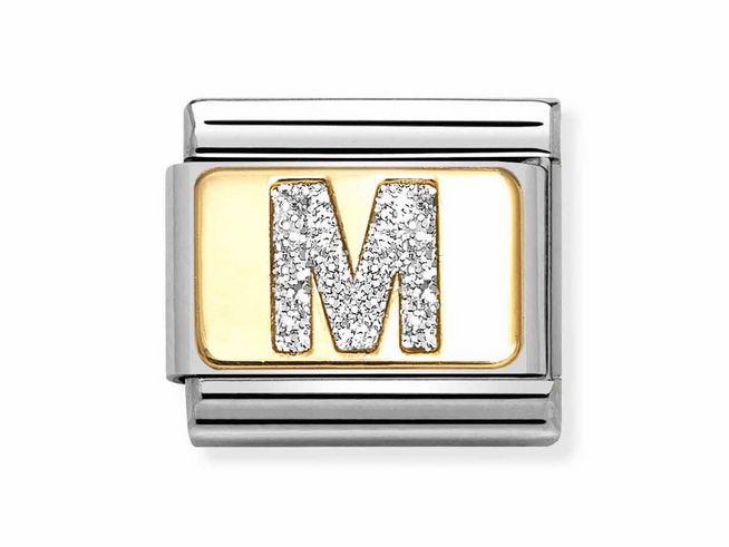Buchstabe M aus Silber mit Glitzer-Effekten, umgeben von einem gelbgoldenen Hintergrund, eingefasst in Edelstahl, ideal als Teil eines Armbands von Nomination.