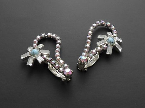 Strass Ohrclips für Frauen in rosa-schimmer, gefertigt von Juwelier Harnisch, funkeln mit glitzerndem Strassschmuck und blauen Akzenten, ideal für festliche Anlässe.