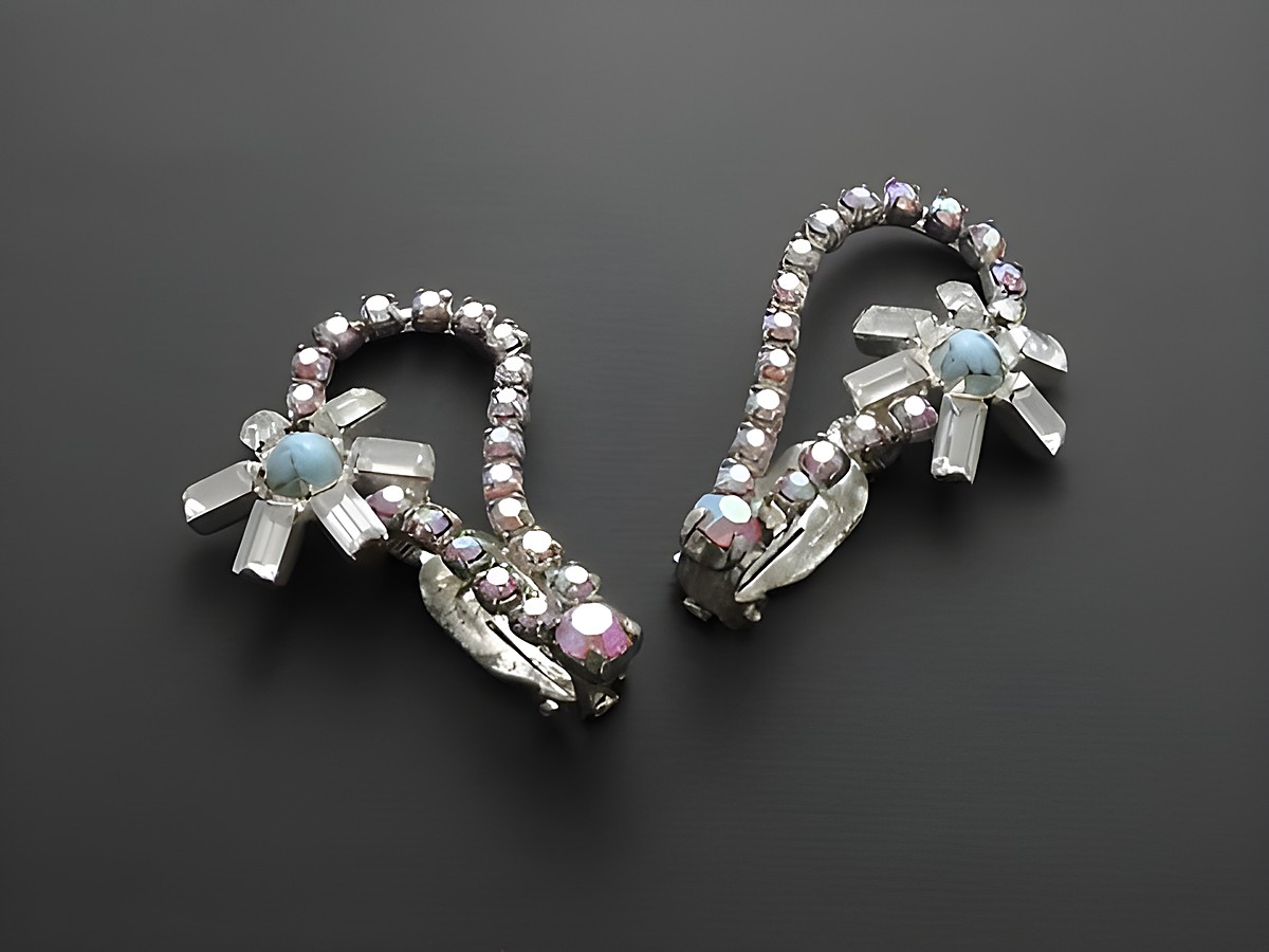 Strass Ohrclips für Frauen in rosa-schimmer, gefertigt von Juwelier Harnisch, funkeln mit glitzerndem Strassschmuck und blauen Akzenten, ideal für festliche Anlässe.