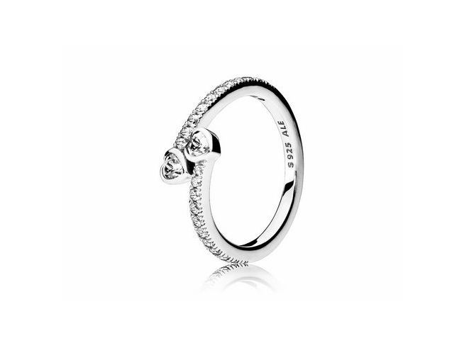 Zwei funkelnde Herzen Ring von Pandora aus Sterlingsilber mit Zirkonia in Größe 48 präsentiert sich elegant und strahlend. Ideal für besondere Anlässe oder als Geschenk.