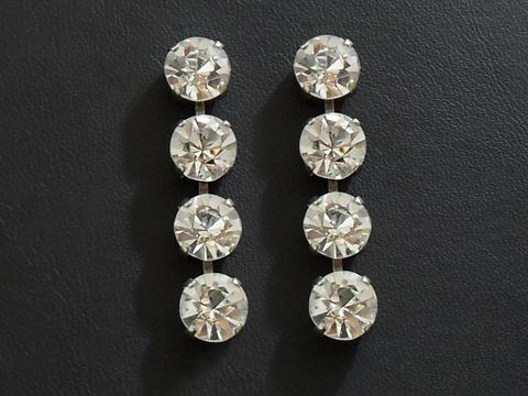 Strass Ohrhänger extravagant in Weiß und silberfarben von Juwelier Harnisch. Die Ohrclips sind verziert mit mehreren glitzernden Steinen, die anmutig funkeln und stilvollen Schmuck auszeichnen.