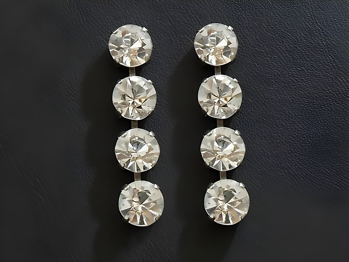 Strass Ohrhänger extravagant in Weiß und silberfarben von Juwelier Harnisch. Die Ohrclips sind verziert mit mehreren glitzernden Steinen, die anmutig funkeln und stilvollen Schmuck auszeichnen.