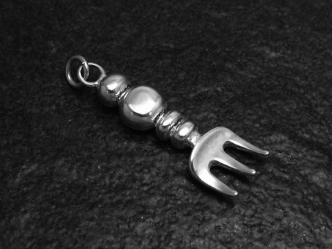 Echter Silberanhänger in Form einer Gabel mit kugelförmigen Details, ideal als Geschenkidee vom Juwelier Harnisch, perfekt für Berufe, die mit Kulinarik zu tun haben.