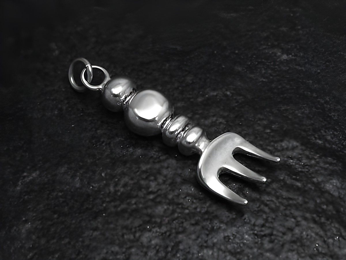 Echter Silberanhänger in Form einer Gabel mit kugelförmigen Details, ideal als Geschenkidee vom Juwelier Harnisch, perfekt für Berufe, die mit Kulinarik zu tun haben.