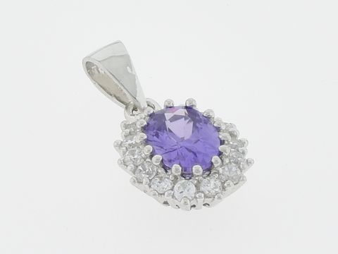 Silber Anhänger oval, silbernd und glitzernd, mit violettem Zirkonia im Zentrum und umgeben von weiteren Zirkonia, Hersteller: Juwelier Harnisch.