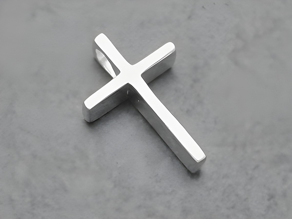 Anhänger Kreuz aus Sterling Silber, schlicht gestaltet, präsentiert von Juwelier Harnisch, ideal für individuelle Schmuckliebhaber.