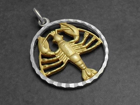 Krebs 925 Sterling Silber Sternzeichen mit Vergoldung von Juwelier Harnisch, sorgfältig gearbeitetes Design eines Krebses in einem runden, facettierten Rahmen.