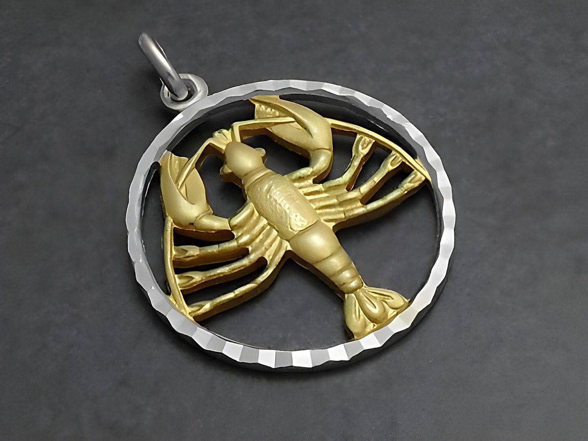 Krebs 925 Sterling Silber Sternzeichen mit Vergoldung von Juwelier Harnisch, sorgfältig gearbeitetes Design eines Krebses in einem runden, facettierten Rahmen.