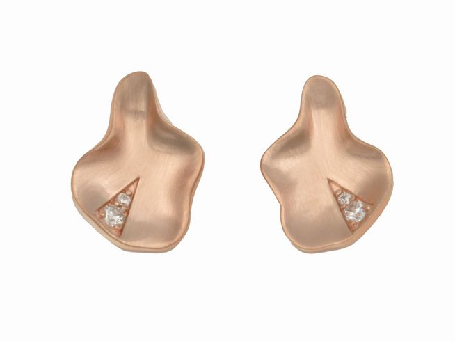 Ohrstecker in Blattform aus teilmattiertem 925 Sterling Silber, roségold vergoldet, mit Zirkonia, hergestellt von Juwelier Harnisch.