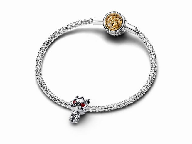 Schattenwolf-Anhänger aus Sterling Silber mit rotem Kristall und Emaille, Teil der Pandora Game of Thrones Kollektion, an einem feinen Silberarmband.