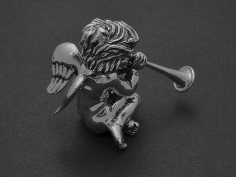 Silber Figur - Engel sitzend mit Posaune - hochwertig gearbeitet, Hersteller: Juwelier Harnisch, Echtsilber Figuren. Der Engel ist detailreich gestaltet und wirkt elegant auf einem grauen Untergrund.