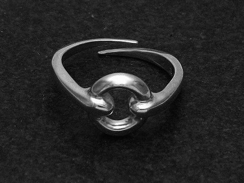 Silberring KREIS Gr. weit verstellbar, Hersteller Juwelier Harnisch, ohne Stein, mit elegantem Design und klaren Linien, auf schwarzem Hintergrund abgebildet.