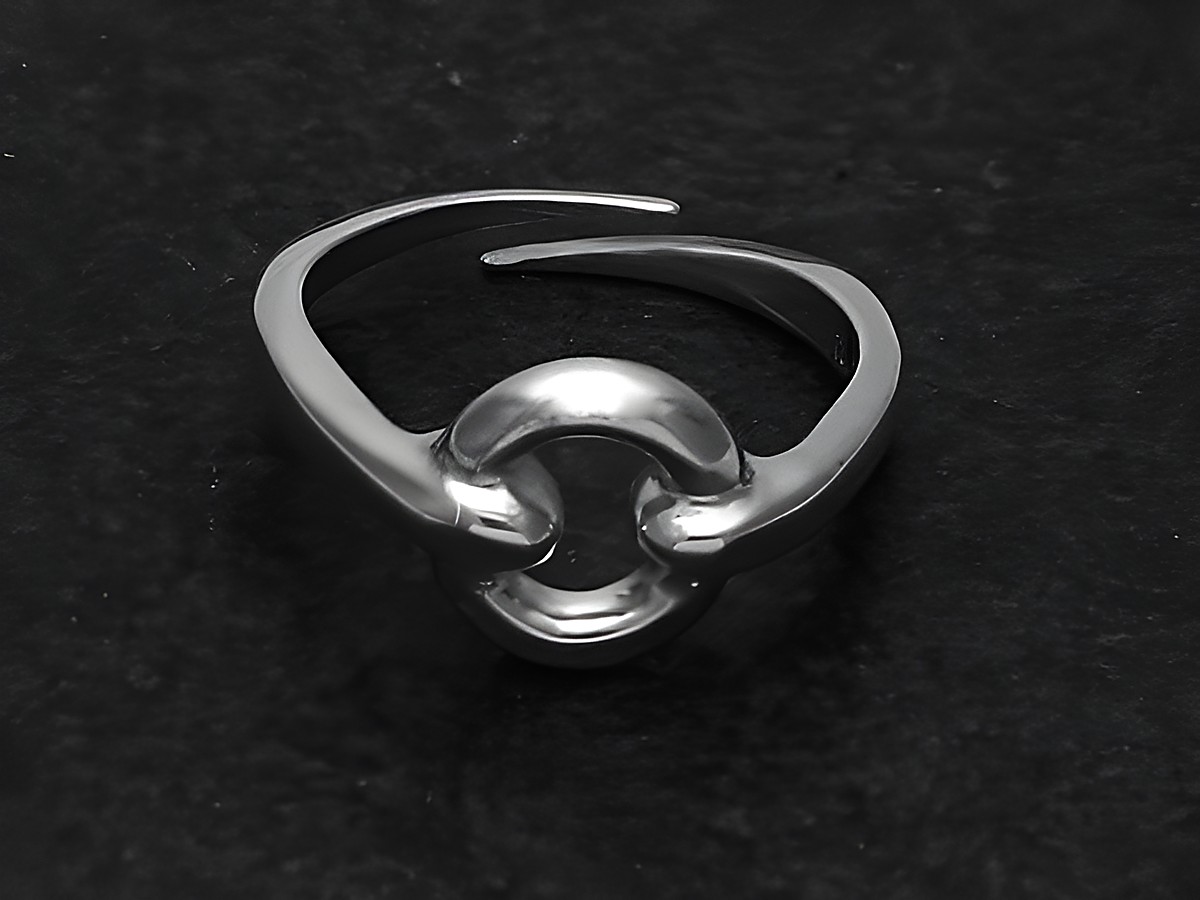 Silberring KREIS Gr. weit verstellbar, Hersteller Juwelier Harnisch, ohne Stein, mit elegantem Design und klaren Linien, auf schwarzem Hintergrund abgebildet.