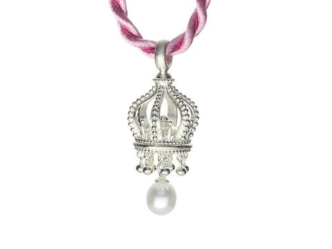 Royal Signs Collier Krone Silber von Alraune mit einer filigranen Krone und einer Perlendekoration, an einem rosa geflochtenen Band befestigt, einzigartiger Schmuck von Alraune.