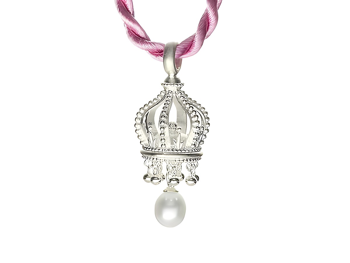 Royal Signs Collier Krone Silber von Alraune mit einer filigranen Krone und einer Perlendekoration, an einem rosa geflochtenen Band befestigt, einzigartiger Schmuck von Alraune.