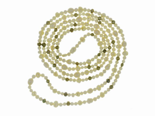 Perlenkette lang aus Süßwasser-Zuchtperlen in Weiß und Grün mit einer Länge von 182 cm und einer Perledurchmesser von 6,5 bis 10 mm, Hersteller Juwelier Harnisch.