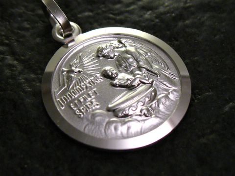 Tauftaler mit Schutzpatron Sterling Anhänger, zeigt die Taufe in detailreicher Prägung, gefertigt vom Juwelier Harnisch, ideal als Geschenk für Taufen.