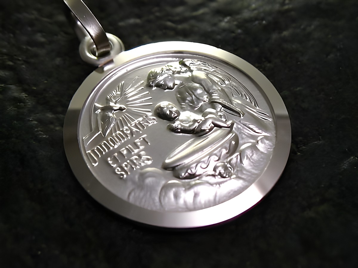 Tauftaler mit Schutzpatron Sterling Anhänger, zeigt die Taufe in detailreicher Prägung, gefertigt vom Juwelier Harnisch, ideal als Geschenk für Taufen.