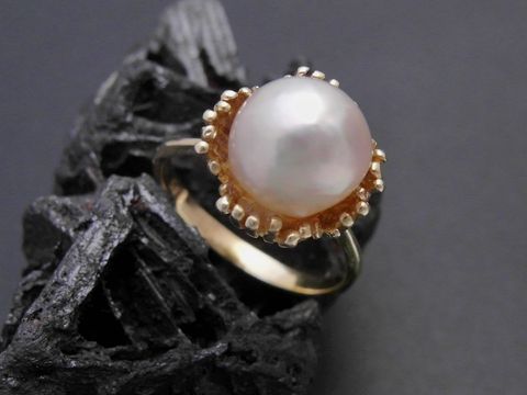 Gold Perlen Ring kunstvoll mit einer Zuchtperle von 9 mm aus Gold 585, Größe 52, Hersteller Juwelier Harnisch, bis Größe 52/17, auf schwarzem Hintergrund präsentiert.