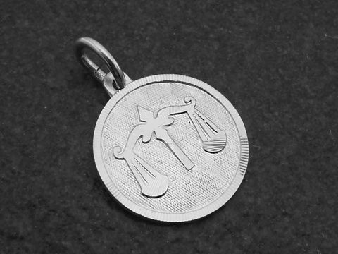 Silber Anhänger rund 3D Sternzeichen Waage mit feiner Details und mattem Finish, hergestellt von Juwelier Harnisch, ideal als besonderes Schmuckstück für Waage-Geborene.