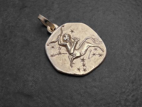 Anhängender Schütze aus Gold mit gravierter Darstellung eines Bogenschützen und Sternen, hergestellt von Juwelier Harnisch, ideal für Liebhaber des Sternzeichens Schütze.