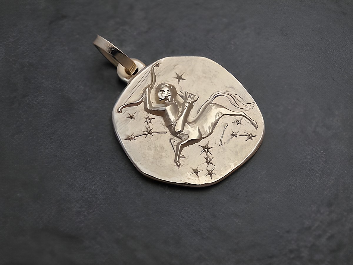Anhängender Schütze aus Gold mit gravierter Darstellung eines Bogenschützen und Sternen, hergestellt von Juwelier Harnisch, ideal für Liebhaber des Sternzeichens Schütze.