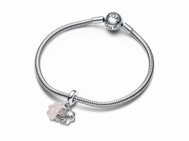 Sterling Silber Armband von Pandora mit einem doppelten Charm-Anhänger in Form eines vierblättrigen Kleeblates und einer Herzinschrift, Symbol für Freundschaft und Glück.