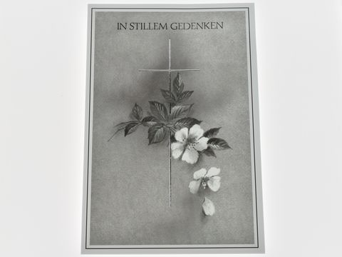 Trauerkarte mit einem Kreuz und einer Blüte, Gestaltung in Schwarz-Weiß, Text oben: In stillem Gedenken, Hersteller Juwelier Harnisch, für den Ausdruck von Trauer und Mitgefühl.
