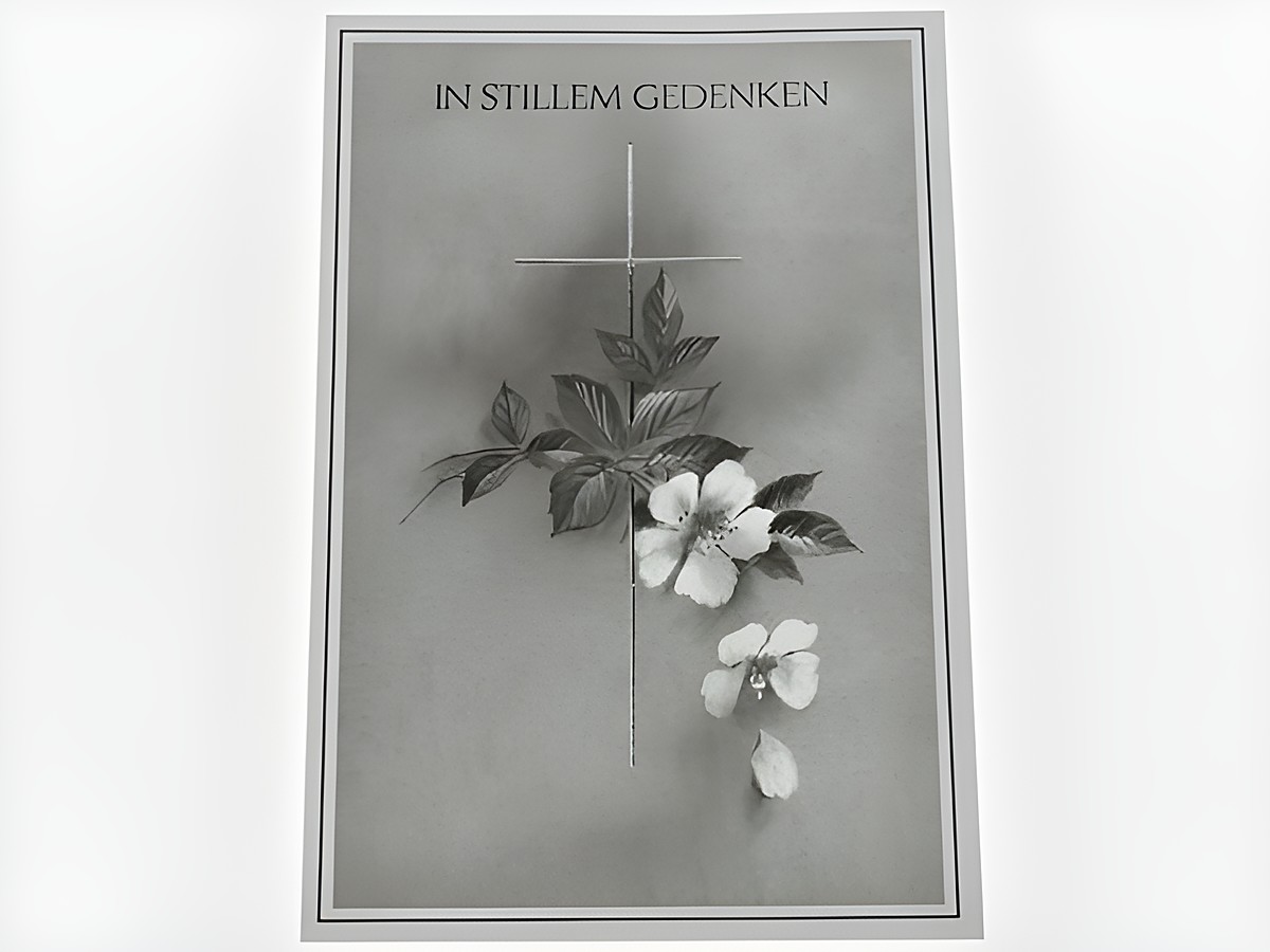 Trauerkarte mit einem Kreuz und einer Blüte, Gestaltung in Schwarz-Weiß, Text oben: In stillem Gedenken, Hersteller Juwelier Harnisch, für den Ausdruck von Trauer und Mitgefühl.