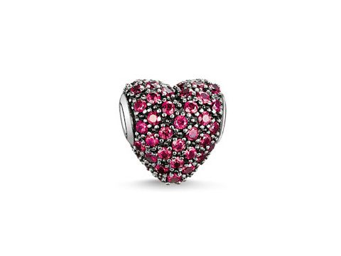 Rotes Pavéherz aus Sterling Silber mit synthetischem Korund in rot von Thomas Sabo, versehen mit funkelnden Steinen, ideal für stilvolle Schmuckstücke.