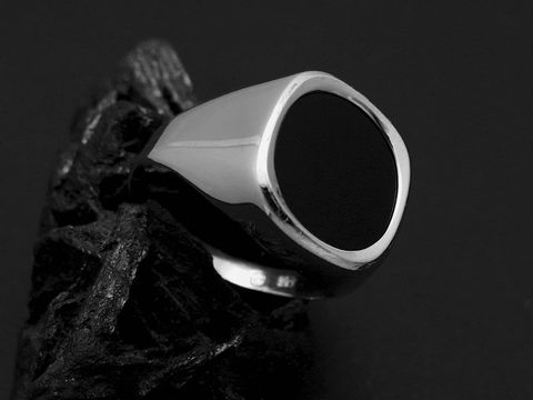 Weißgold Ring rund, schlicht elegant, mit Onyx, Größe 64, Hersteller Juwelier Harnisch, über Größe 60/19.