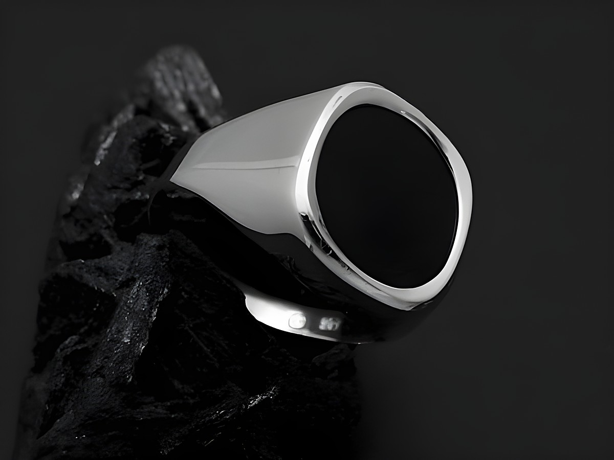 Weißgold Ring rund, schlicht elegant, mit Onyx, Größe 64, Hersteller Juwelier Harnisch, über Größe 60/19.