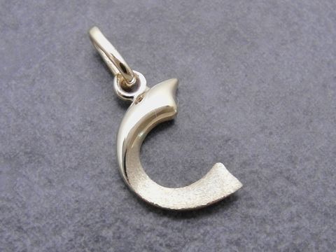 Ein teilmattierter Goldanhänger in Form des Buchstabens C aus Gold 333, hergestellt von Juwelier Harnisch, ideal als persönliche Geschenkidee oder für individuellen Schmuck.