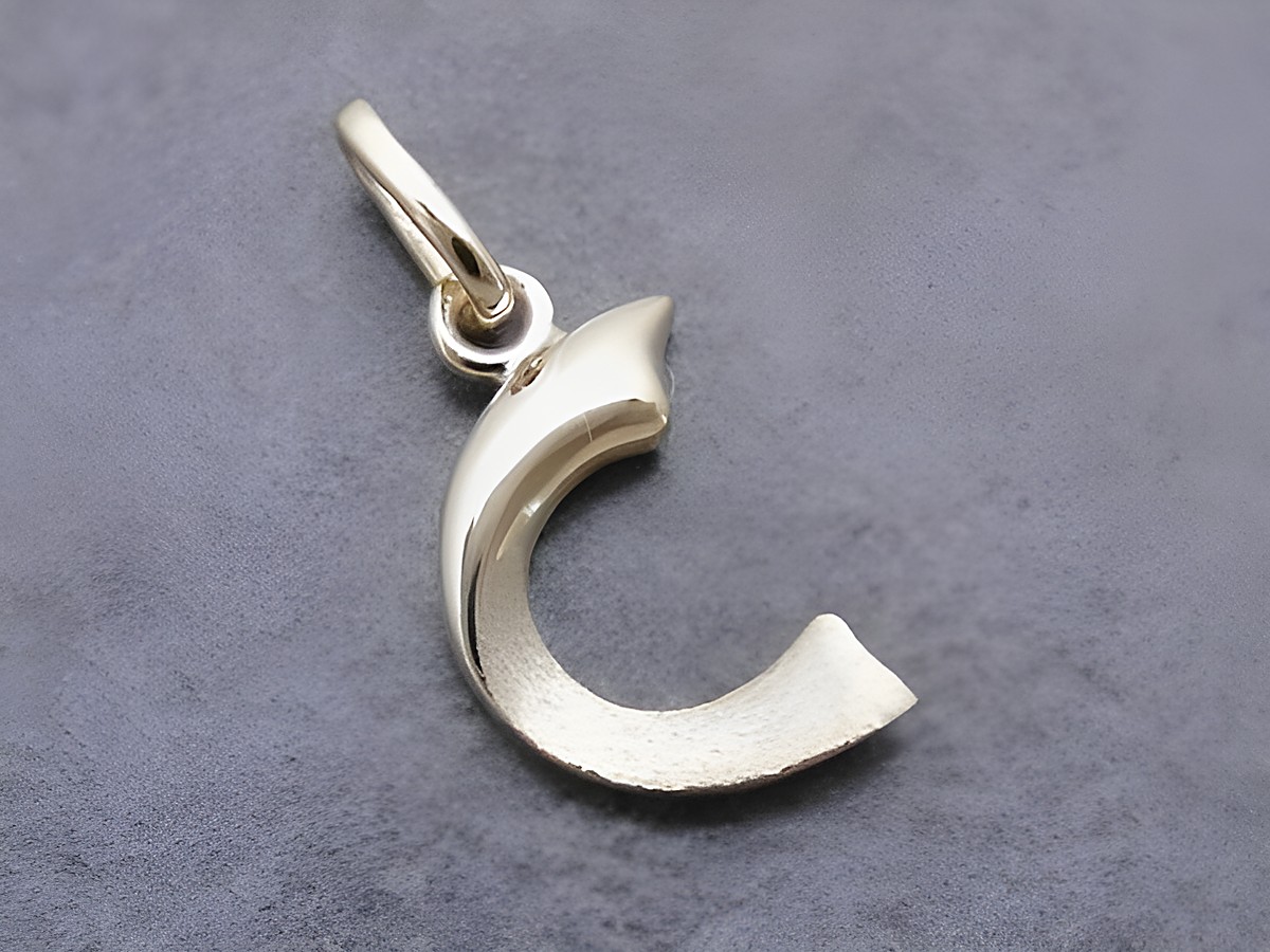 Ein teilmattierter Goldanhänger in Form des Buchstabens C aus Gold 333, hergestellt von Juwelier Harnisch, ideal als persönliche Geschenkidee oder für individuellen Schmuck.