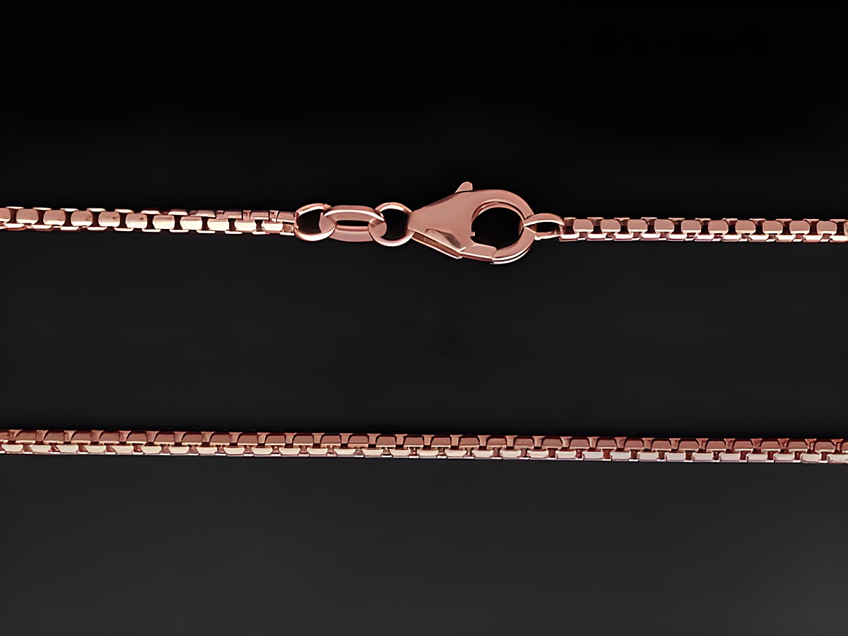 Rotgold Kette Venezia 1,5 x 1,5 mm mit einer Länge von 60 cm, gefertigt aus 585 Rotgold, Hersteller Juwelier Harnisch, in Rosé und Rotgold, mit Karabinerverschluss.