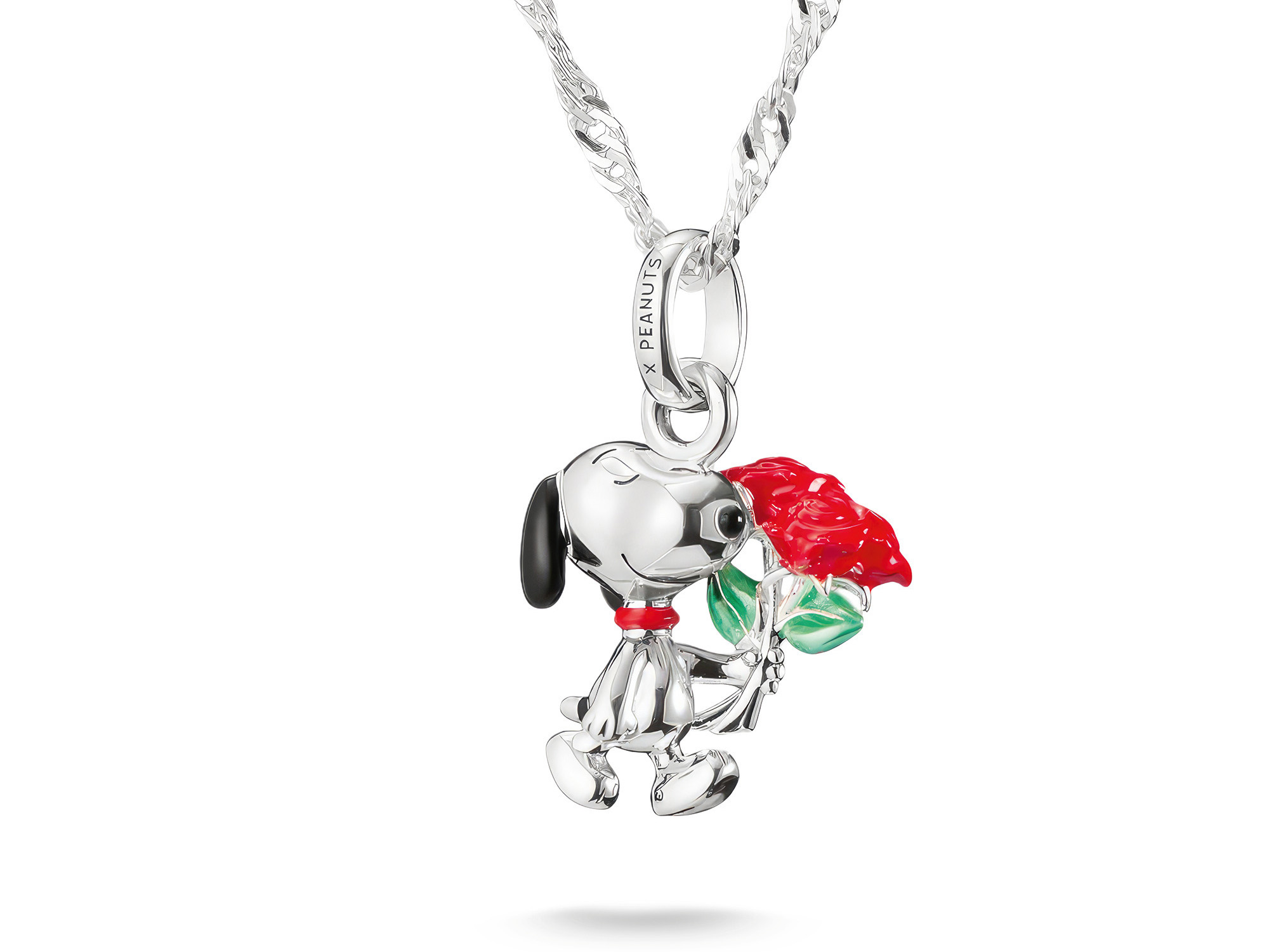 Snoopy in glänzendem Silber hält eine rote Rose mit grünen Blättern, an einer feinen Halskette, perfekt für Fans von Peanuts, hergestellt von Thomas Sabo.