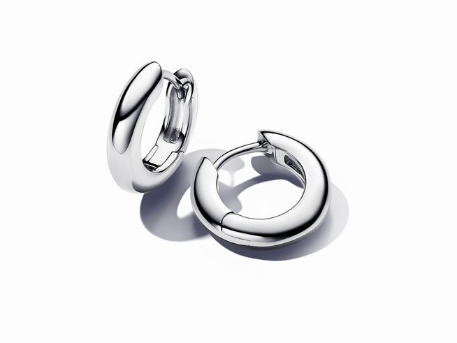 Runde Ohrringe aus Sterling Silber von Pandora, Modelle ESSENCE 293320C00, glänzende Oberfläche mit modernem Design und geschlossenen Bügeln, elegant und zeitlos.