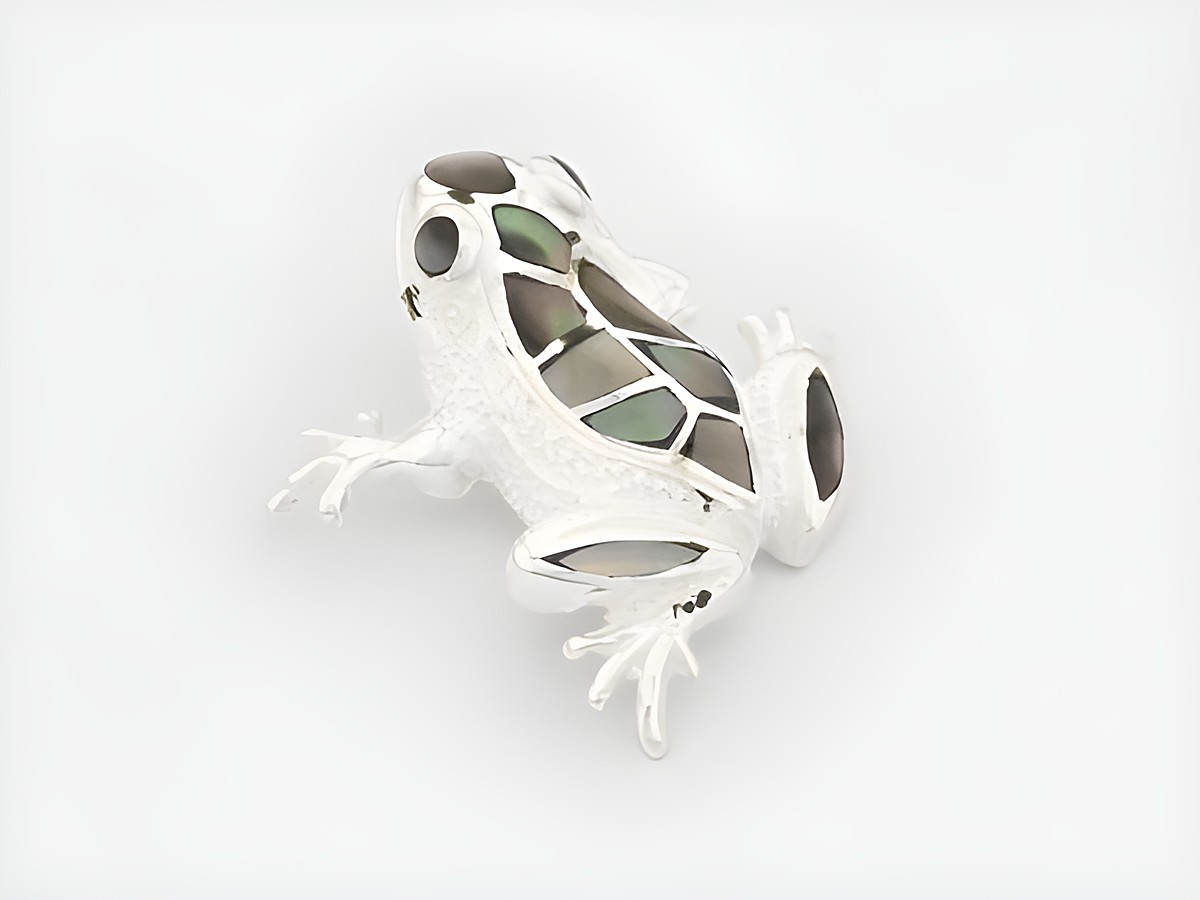 Anhänger in Form eines Frosches aus Sterling Silber, märchenhaft gestaltet mit Perlmutt-Einlagen, ideal für Tierliebhaber. Hersteller: Juwelier Harnisch.