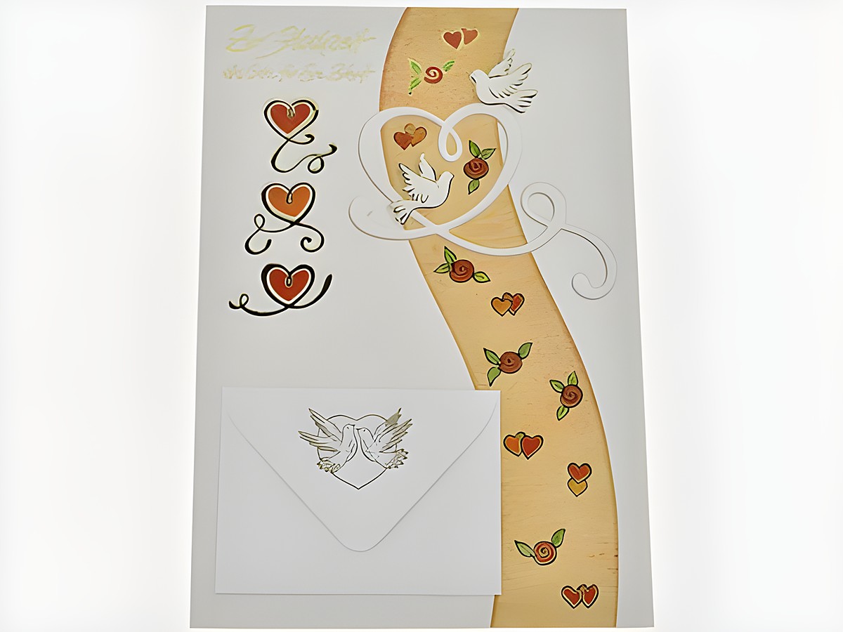 Zwei weiße Täubchen fliegen über einem dekorativen Herzmotiv auf einer Hochzeitskarte von Juwelier Harnisch, umgeben von bunten Herzen und einem eleganten Umschlag.