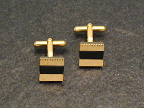Manschettenknöpfe vergoldet - dezent im Onyx-Look, Hersteller: Juwelier Harnisch, goldfarben, elegantes Design, ideal für besondere Anlässe und formelle Kleidung.