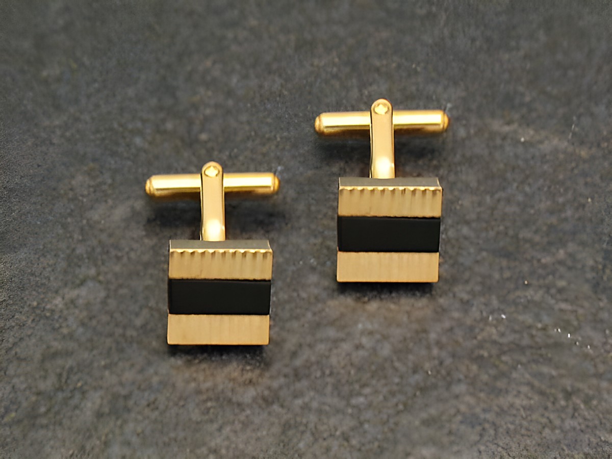 Manschettenknöpfe vergoldet - dezent im Onyx-Look, Hersteller: Juwelier Harnisch, goldfarben, elegantes Design, ideal für besondere Anlässe und formelle Kleidung.