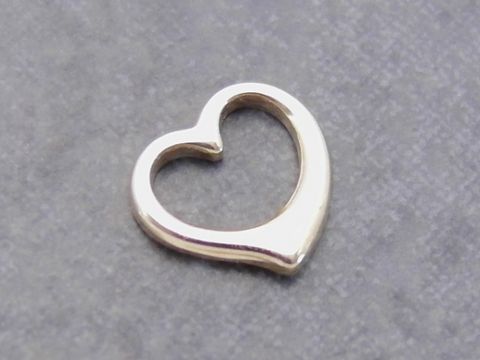 Gold Anhänger in Herzform, romantisch, aus Gold 333, Hersteller Juwelier Harnisch, ideal für persönlichen Schmuck.