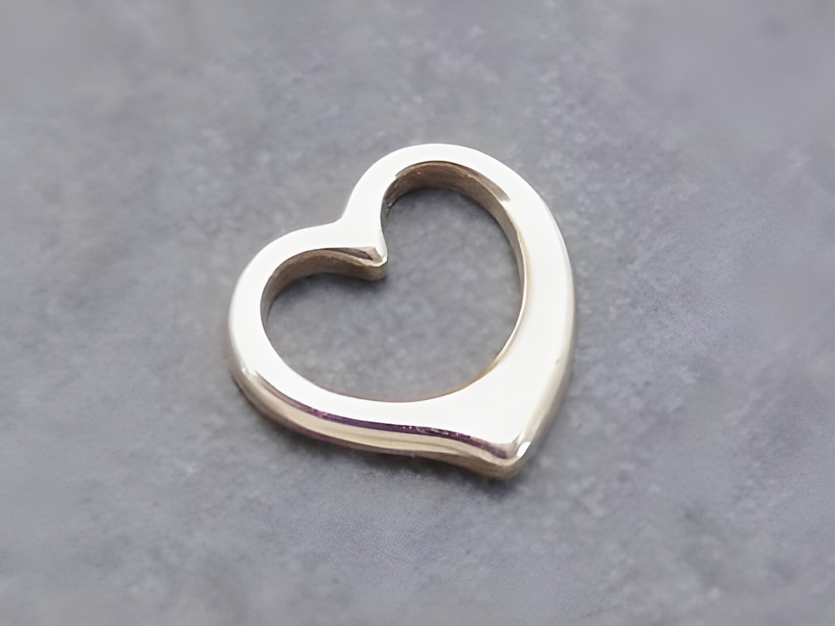 Gold Anhänger in Herzform, romantisch, aus Gold 333, Hersteller Juwelier Harnisch, ideal für persönlichen Schmuck.