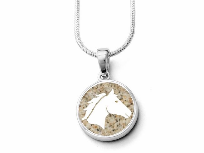 DUR Anhänger Pferdeglück mit einem Pferdekopf aus Sterling Silber rhodiniert, umgeben von Strandsand, ideal für Pferdefreunde und als modisches Accessoire.